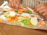 Пъстърва във фолио със зеленчуци